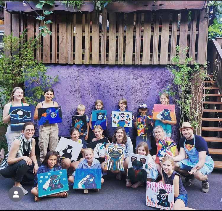 Gruppe Kinder mit gemalten Bildern 